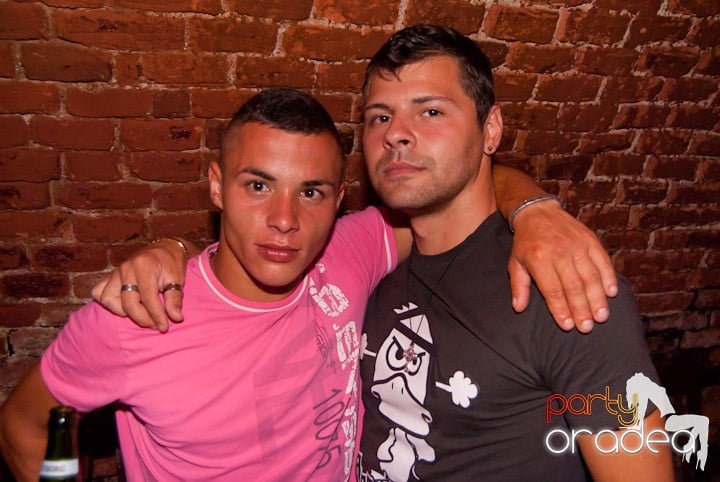 Adunare generală în Club Escape, 