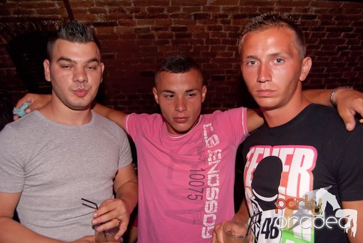 Adunare generală în Club Escape, 