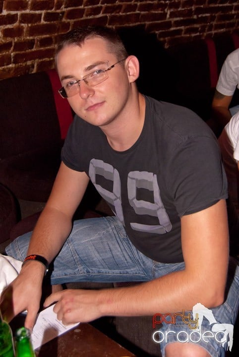 Adunare generală în Club Escape, 