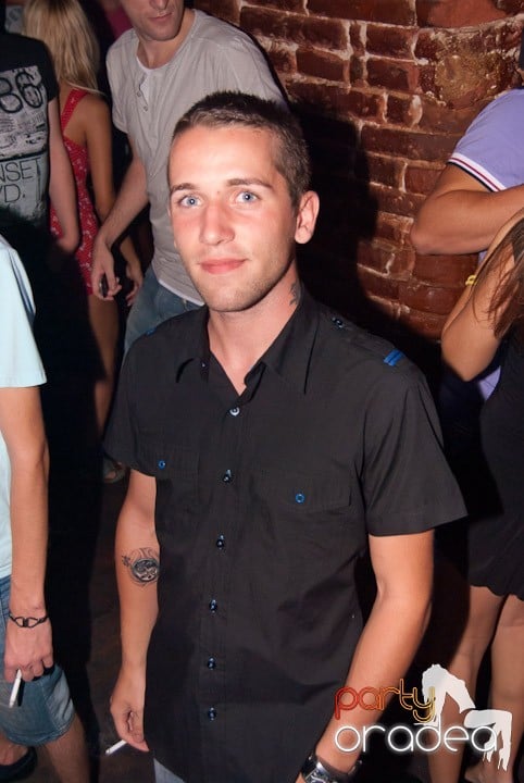 Adunare generală în Club Escape, 