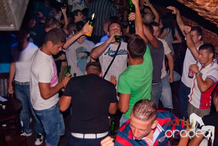 Adunare generală în Club Escape, 