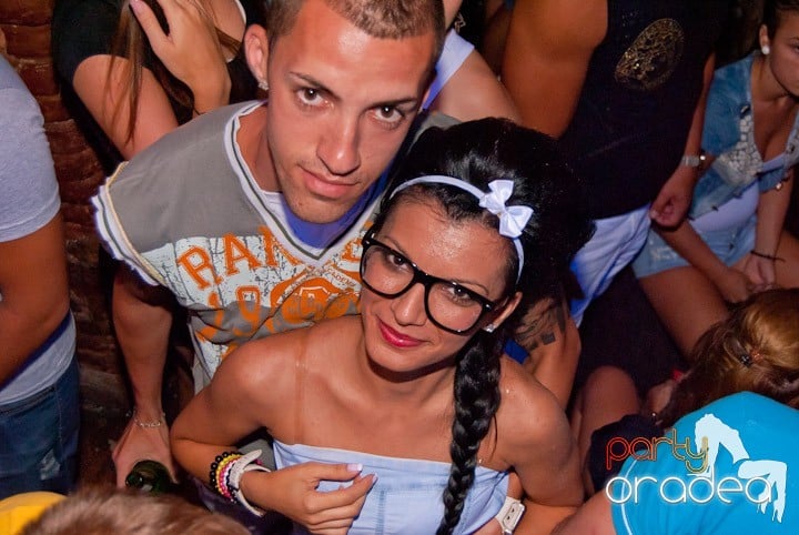 Adunare generală în Club Escape, 