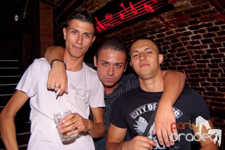 Adunare generală în Club Escape, 