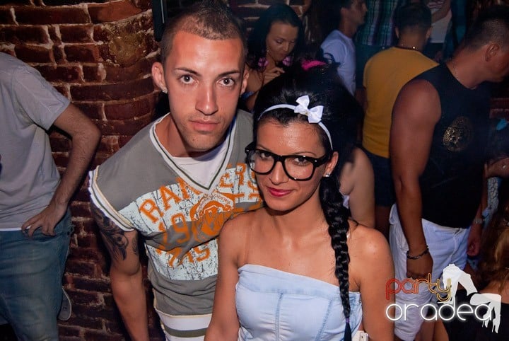 Adunare generală în Club Escape, 