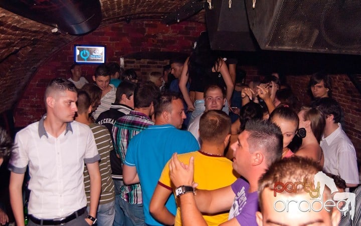 Adunare generală în Club Escape, 