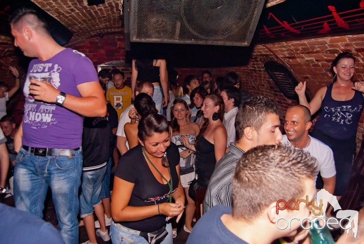 Adunare generală în Club Escape, 