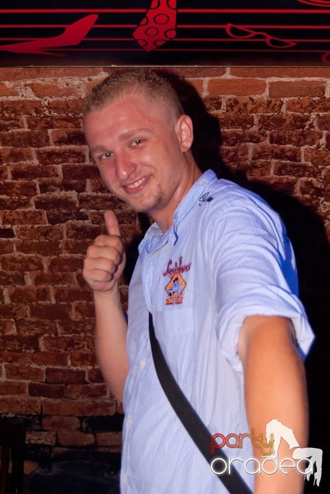 Adunare generală în Club Escape, 