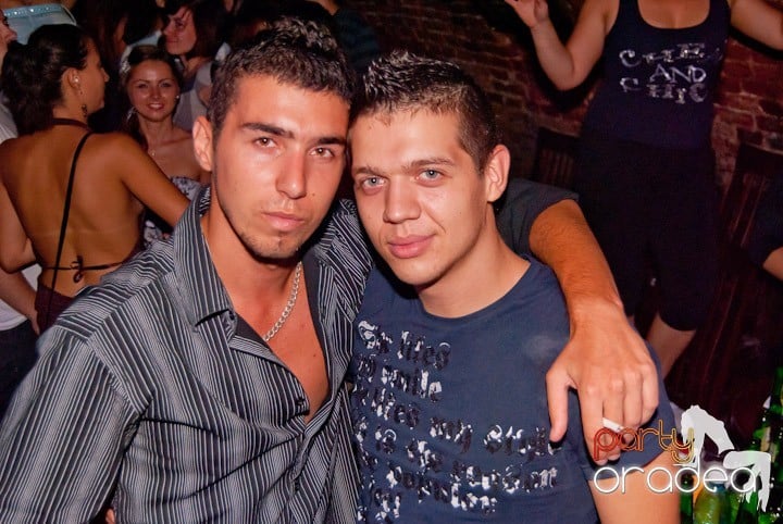 Adunare generală în Club Escape, 