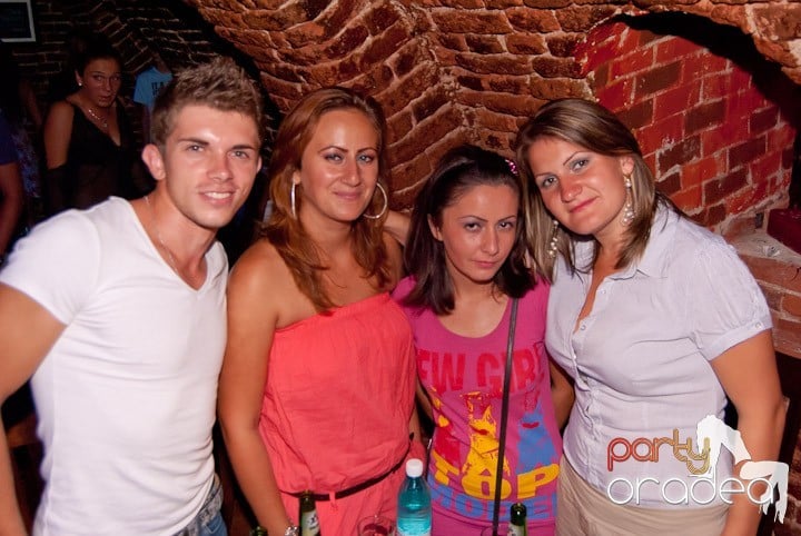 Adunare generală în Club Escape, 