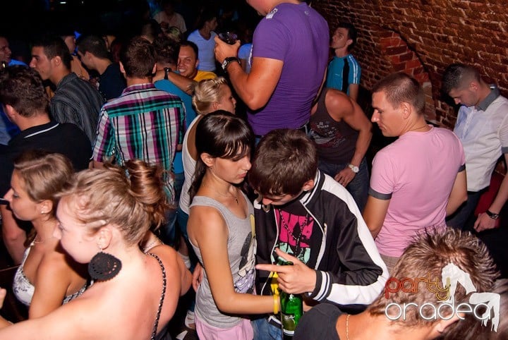 Adunare generală în Club Escape, 