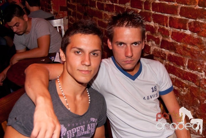 Adunare generală în Club Escape, 