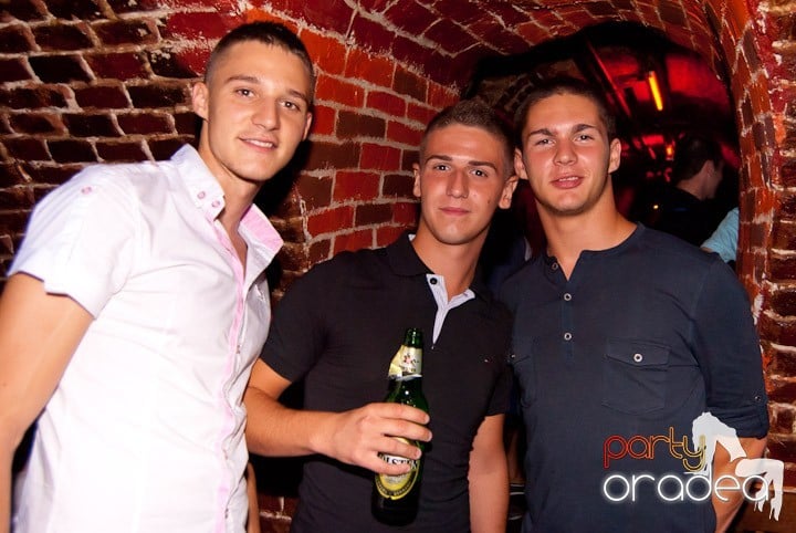 Adunare generală în Club Escape, 