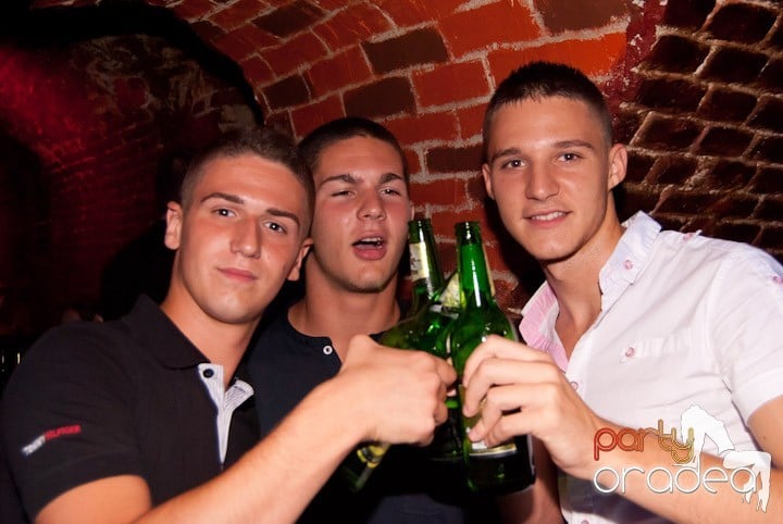 Adunare generală în Club Escape, 