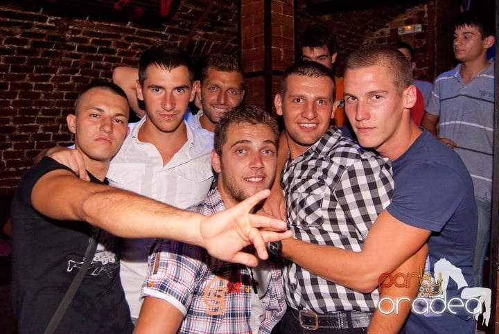 Adunare generală în Club Escape, 