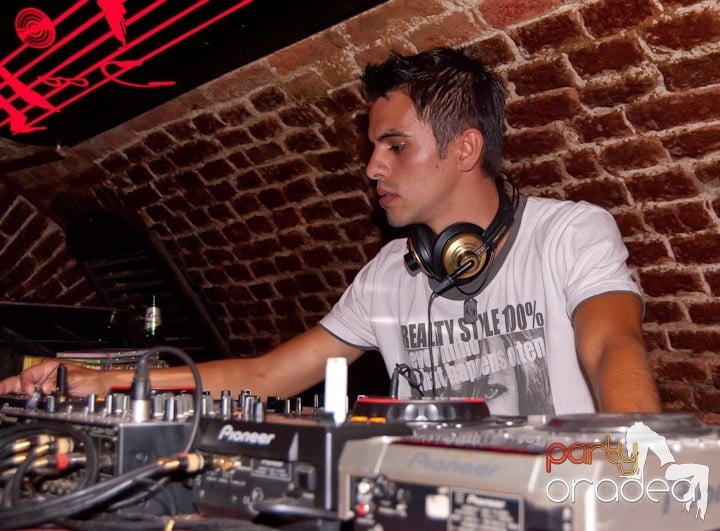 Adunare generală în Club Escape, 