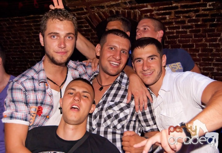 Adunare generală în Club Escape, 