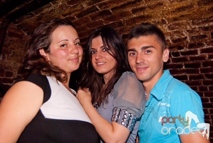 Adunare generală în Club Escape, 