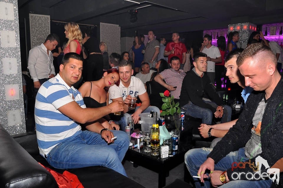 Atmosferă incendiară în Club Life, 
