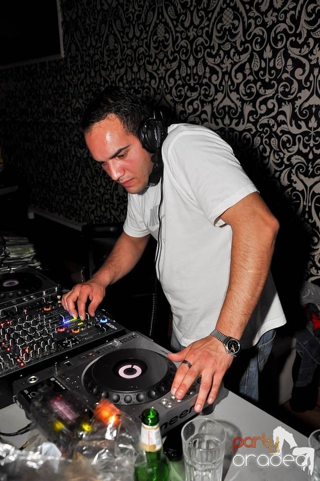 Atmosferă incendiară în Club Life, 