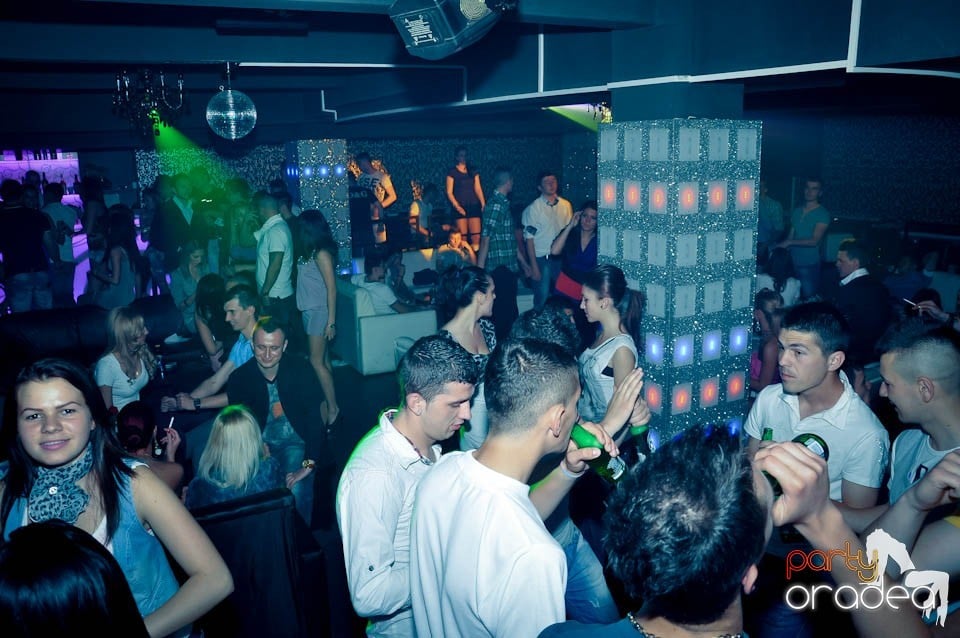 Atmosferă incendiară în Club Life, 