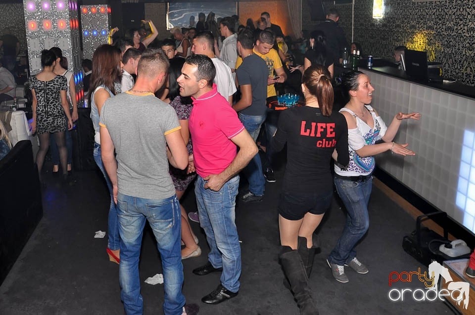Atmosferă incendiară în Club Life, 