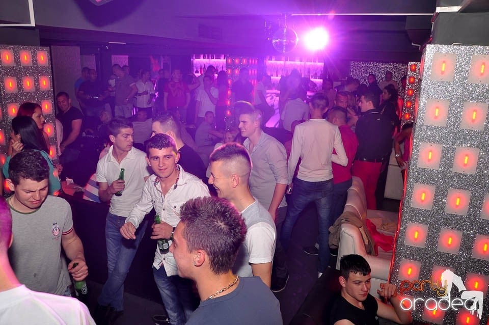 Atmosferă incendiară în Club Life, 