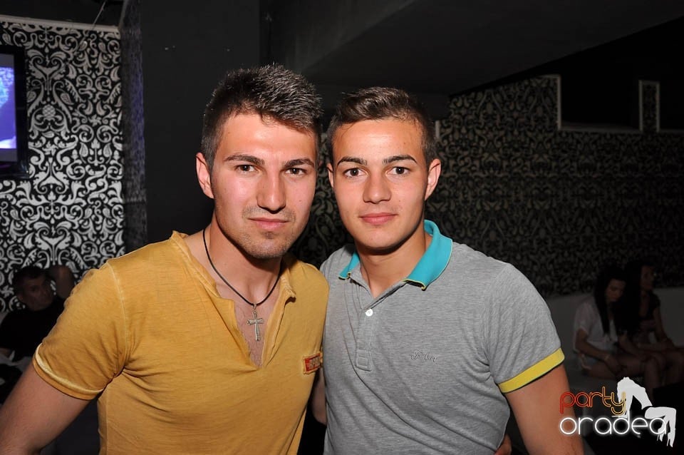 Atmosferă incendiară în Club Life, 