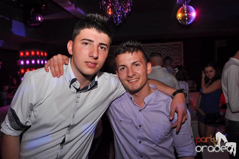 Atmosferă incendiară în Club Life, 