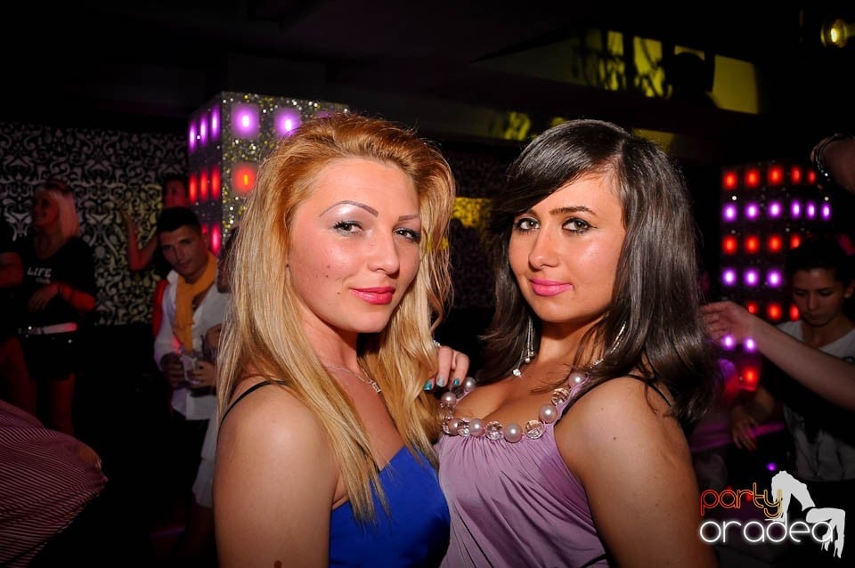 Atmosferă incendiară în Club Life, 