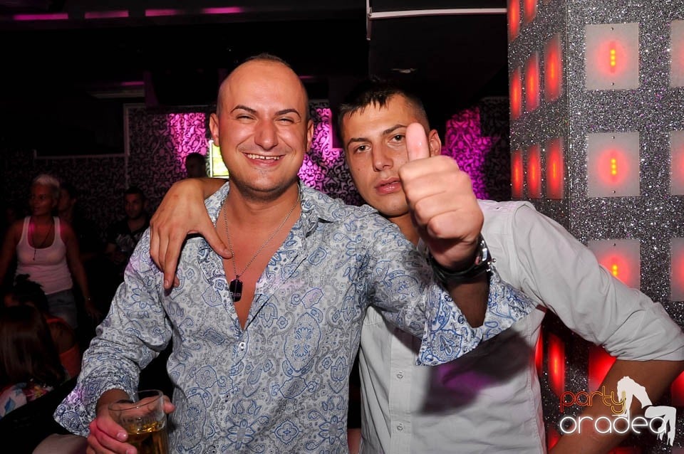 Atmosferă incendiară în Club Life, 