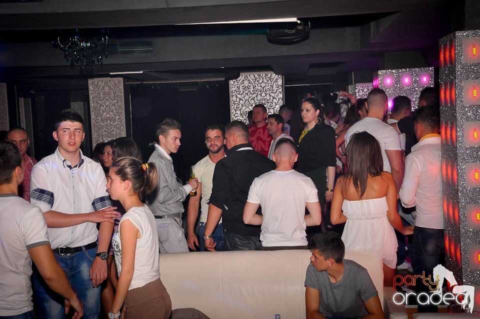 Atmosferă incendiară în Club Life, 