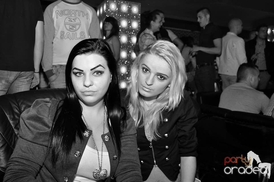 Atmosferă incendiară în Club Life, 