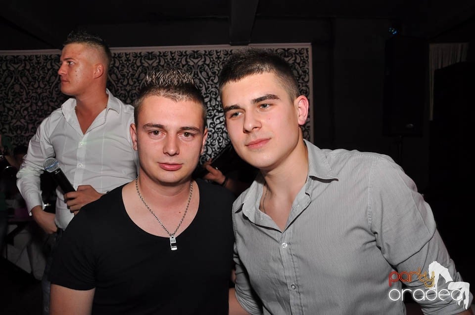 Atmosferă incendiară în Club Life, 