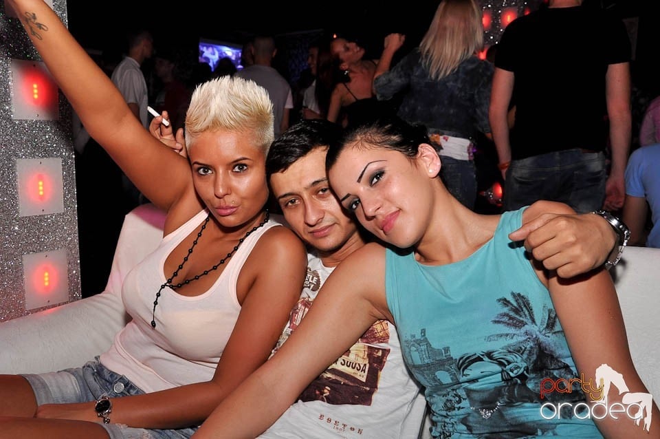 Atmosferă incendiară în Club Life, 