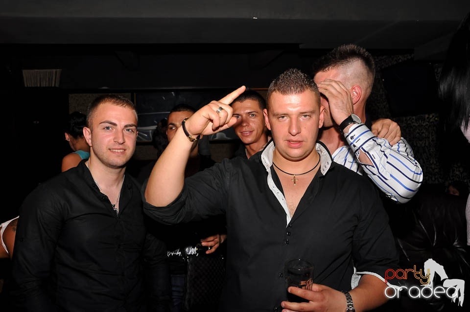 Atmosferă incendiară în Club Life, 