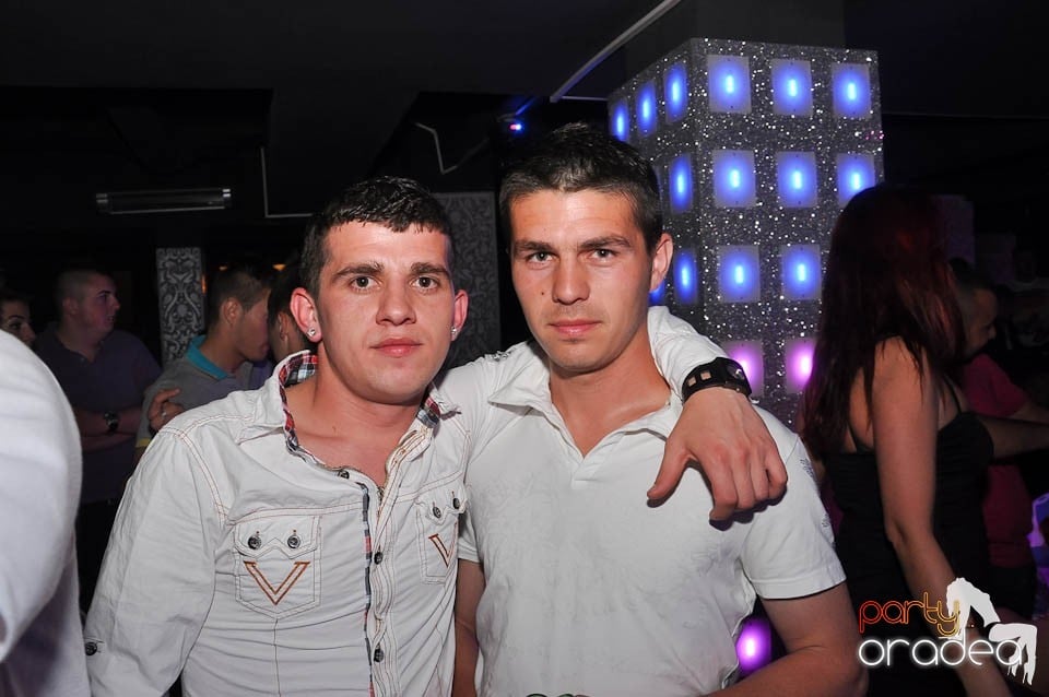 Atmosferă incendiară în Club Life, 