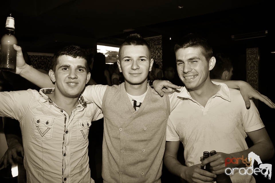 Atmosferă incendiară în Club Life, 