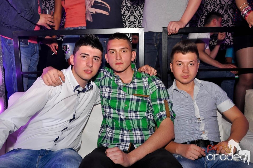 Atmosferă incendiară în Club Life, 