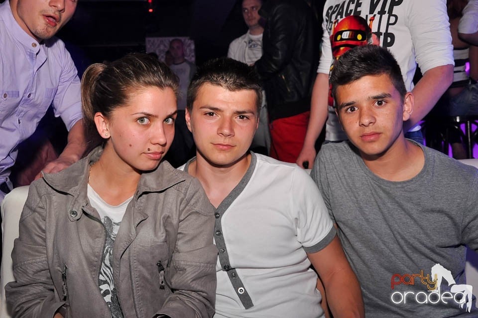 Atmosferă incendiară în Club Life, 