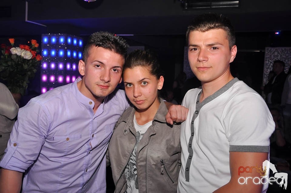 Atmosferă incendiară în Club Life, 