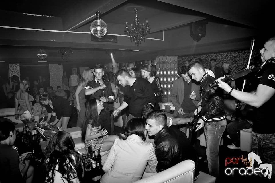 Atmosferă incendiară în Club Life, 