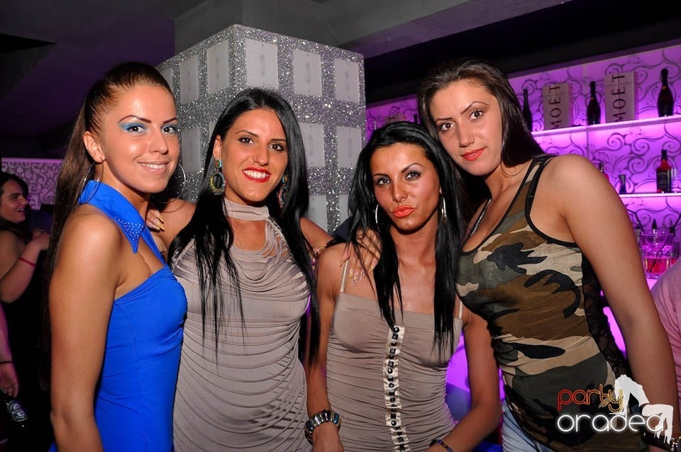 Atmosferă incendiară în Club Life, 