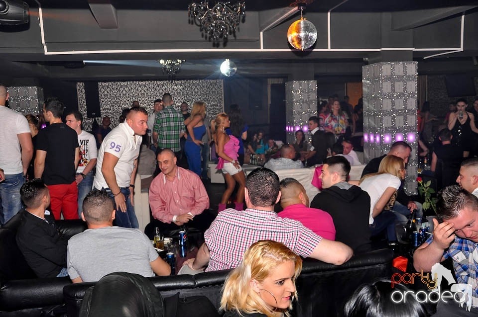 Atmosferă incendiară în Club Life, 