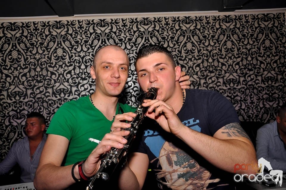 Atmosferă incendiară în Club Life, 