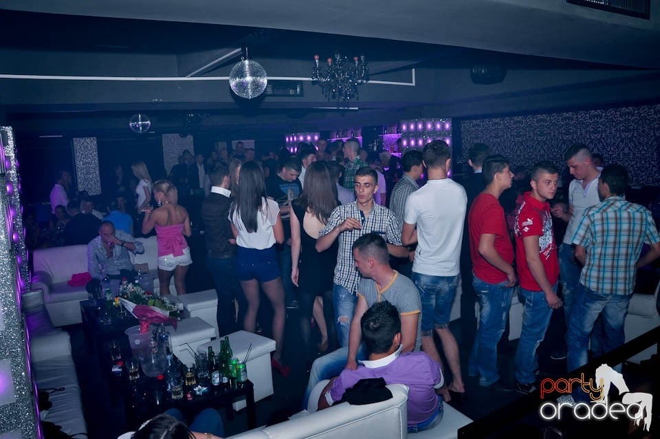 Atmosferă incendiară în Club Life, 