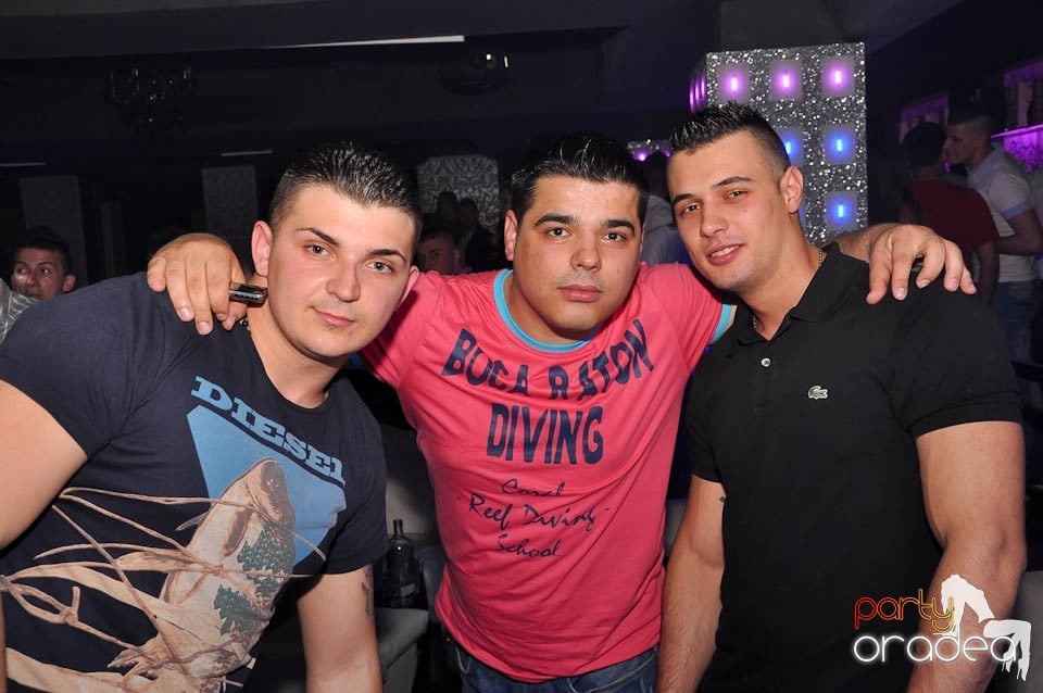 Atmosferă incendiară în Club Life, 