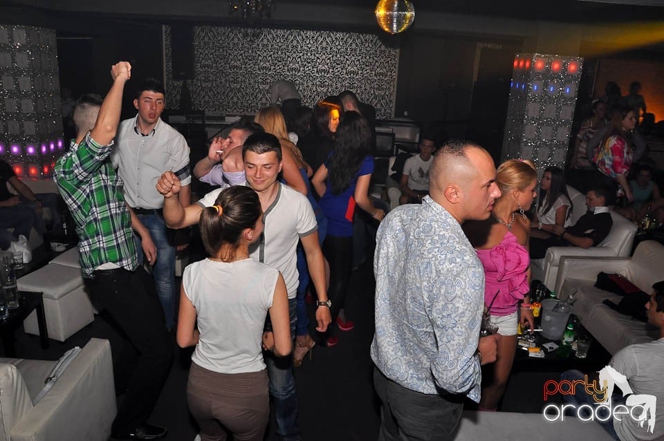 Atmosferă incendiară în Club Life, 