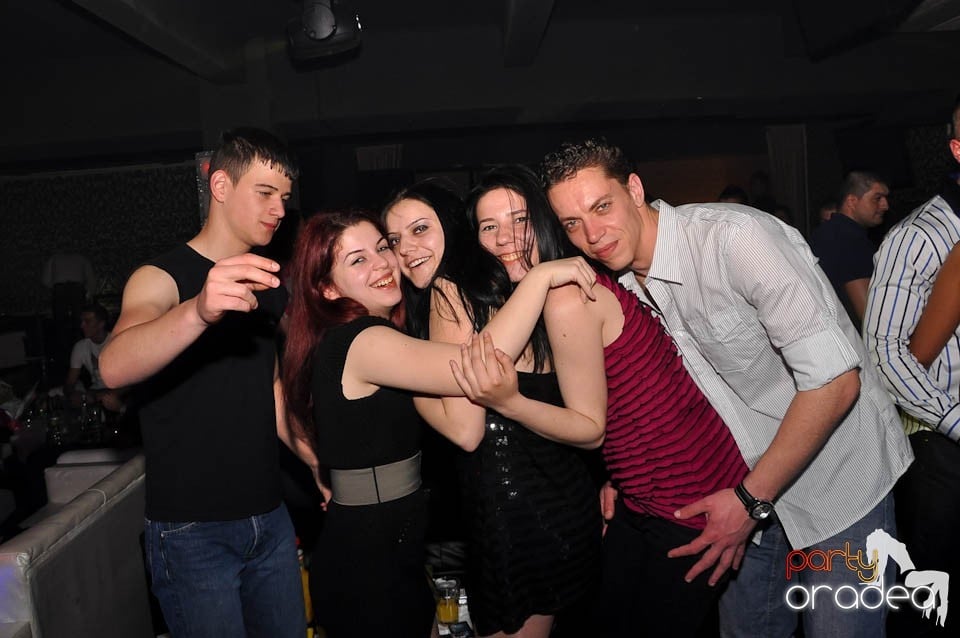 Atmosferă incendiară în Club Life, 