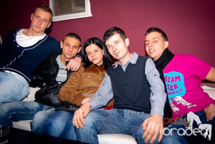 Atmosferă încinsă în Club Atti's, 