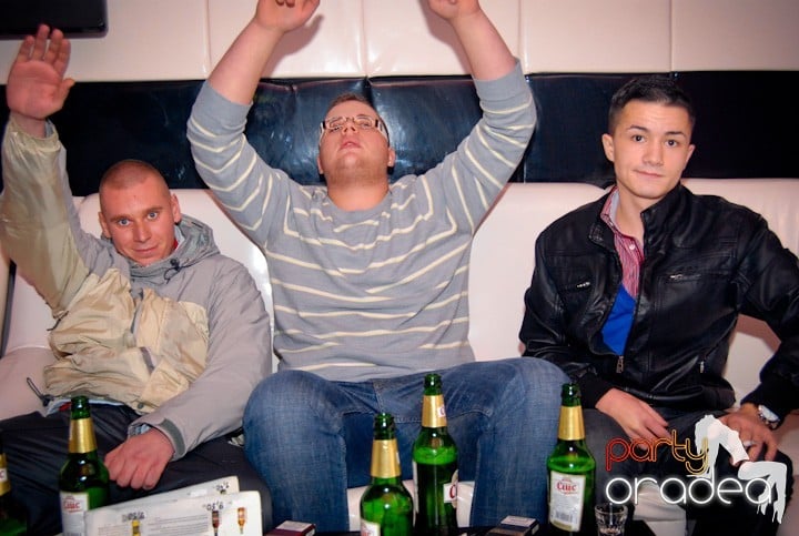 Atmosferă încinsă în Club Atti's, 